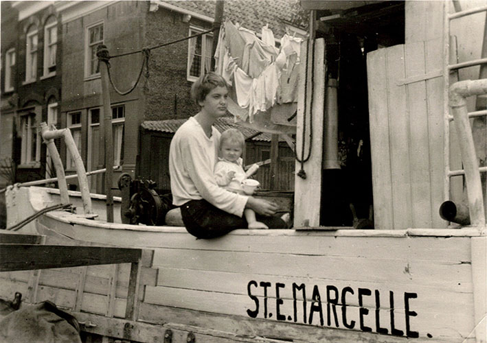 Erna en Marcelle aan boord van de Ste. Marcelle in Spaarndam